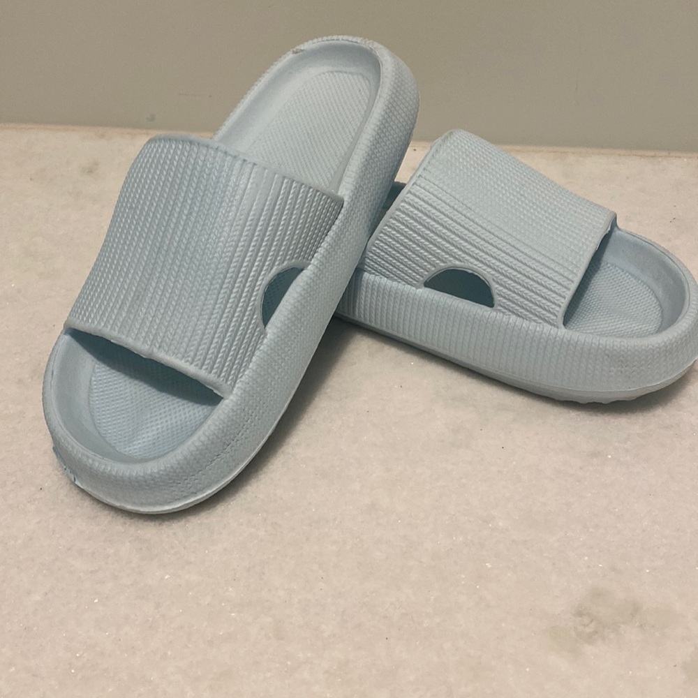 Pillow slides blue